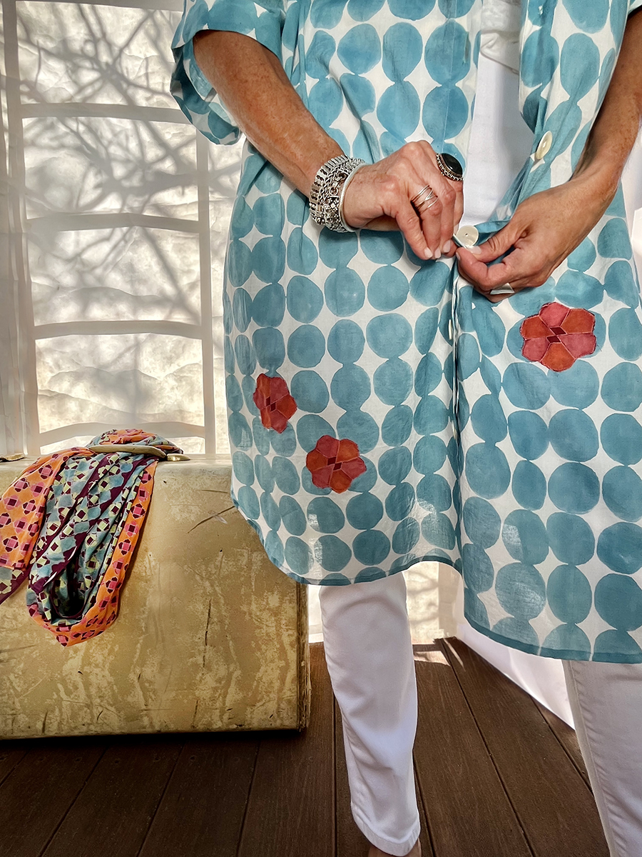 pondi-shirt-circles-blue-model 2