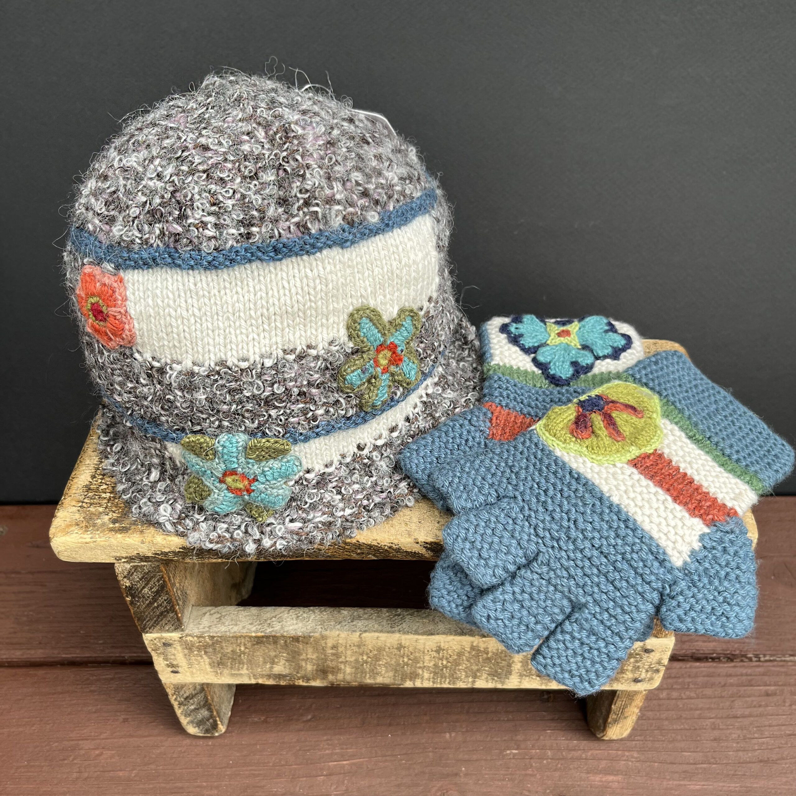 two-hat-bone-kanta-gloves-blue